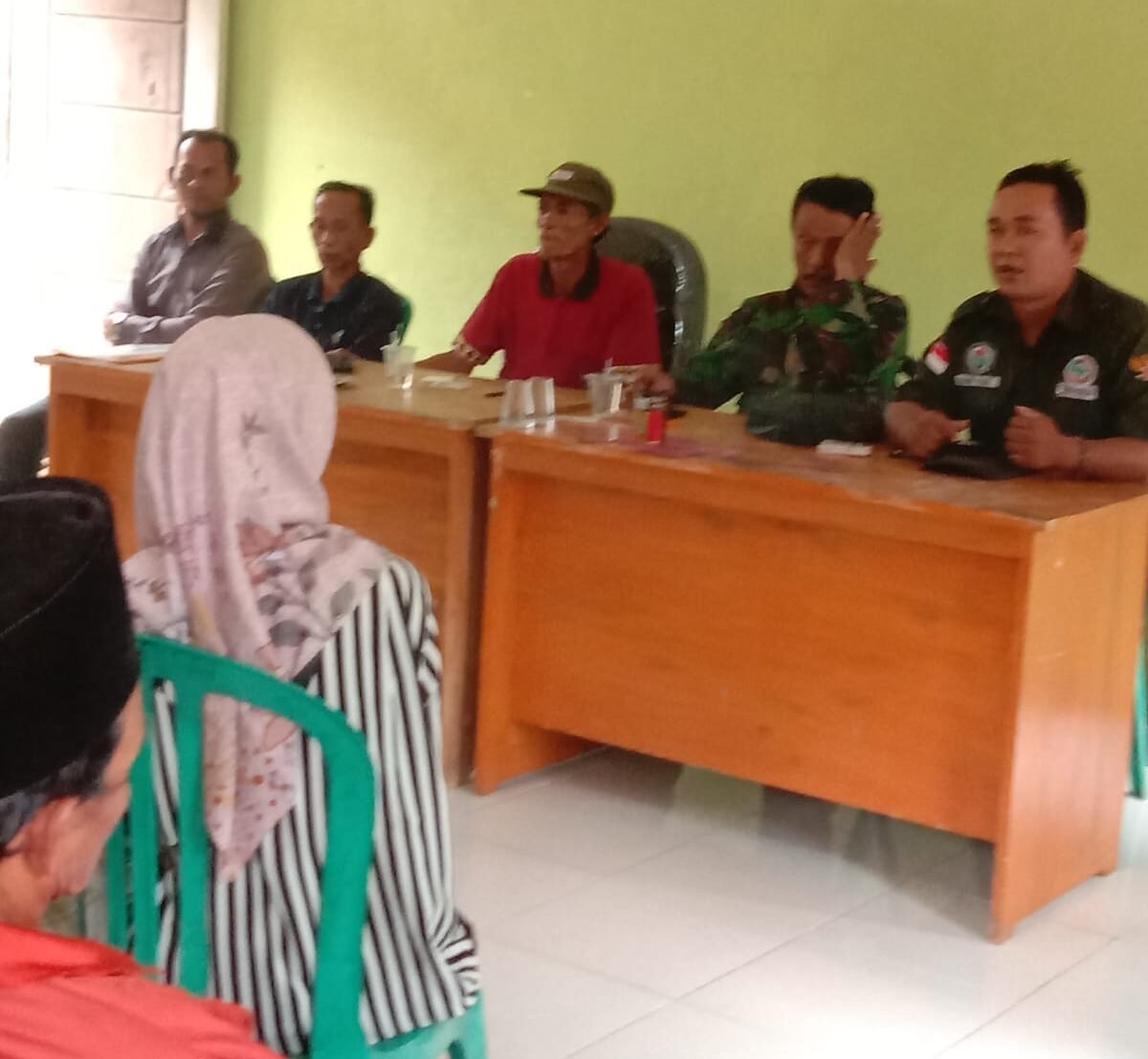 Penyaluran BLT-DD di Pekon Tengor, Tanggamus, berjalan transparan dan tertib. Kepala Pekon Sayumi pimpin proses pencairan bantuan kepada 21 KPM.