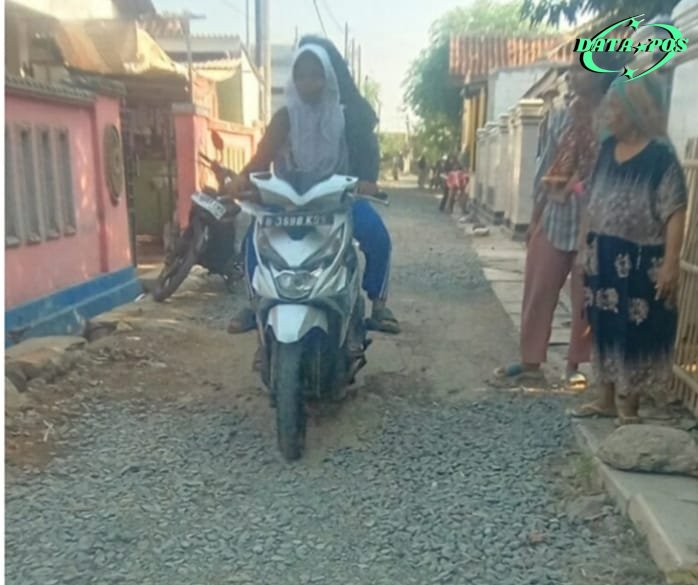 Pemdes Kemiri Bangun Jalan Poros, Warga Apresiasi Kinerja Kades Agus Sahlan