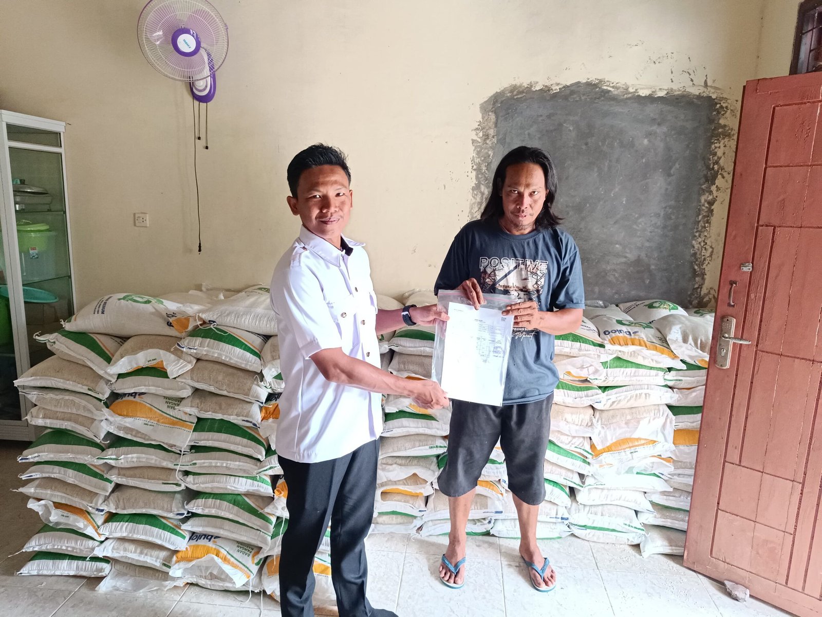 Pekon Sukoharum Kecamatan Adiluwih Menyalurkan Beras Bantuan Kepada 242 KPM