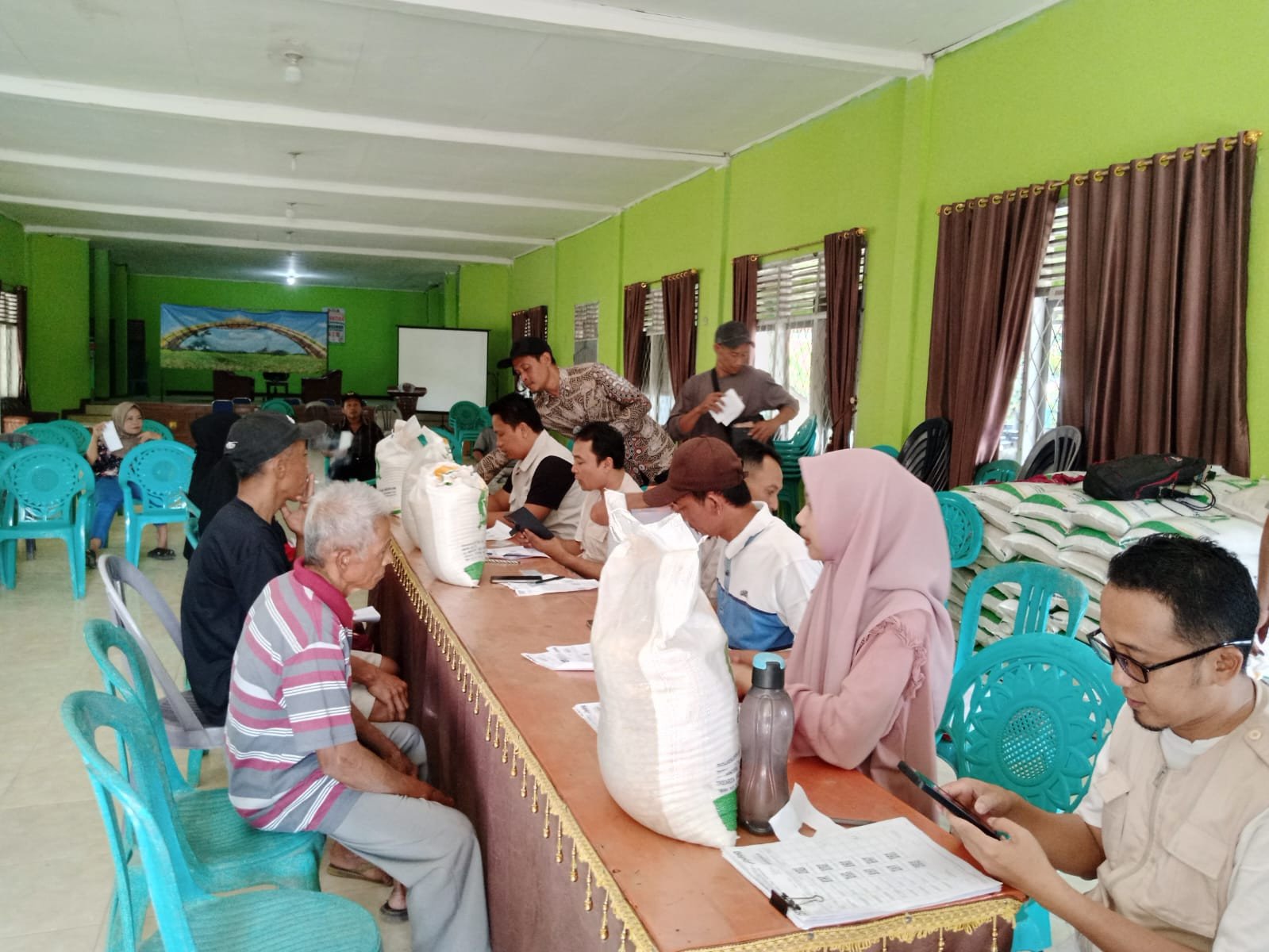 Pekon Wariginsari Barat Kacamatan Sukoharjo Kembali Menyalurkan Beras Bantuwan CBP Kepada 679