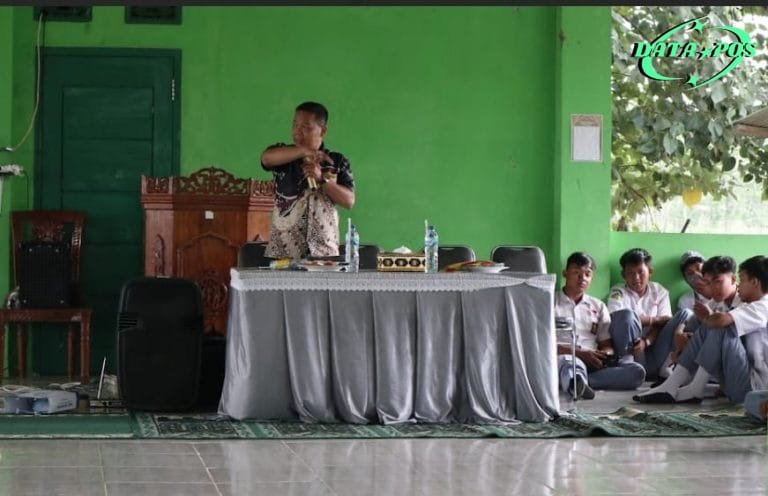 Melalui Safari Degeng Hermawati Kepala Sekolah SMKN Negri Katon Berharap Siswa Siswinya Dapat Tanamkan Rasa Solidaritas Pada Sesama