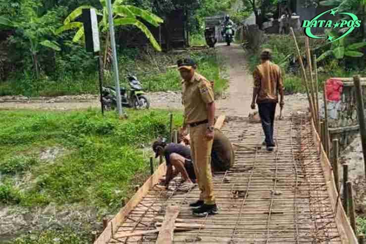 Lelah Menunggu Janji, Warga Kampung Gegunung Bangun Jembatan Sendiri