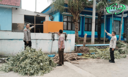 Polsek Wonotirto Bantu Warga Terdampak Angin Puting Beliung