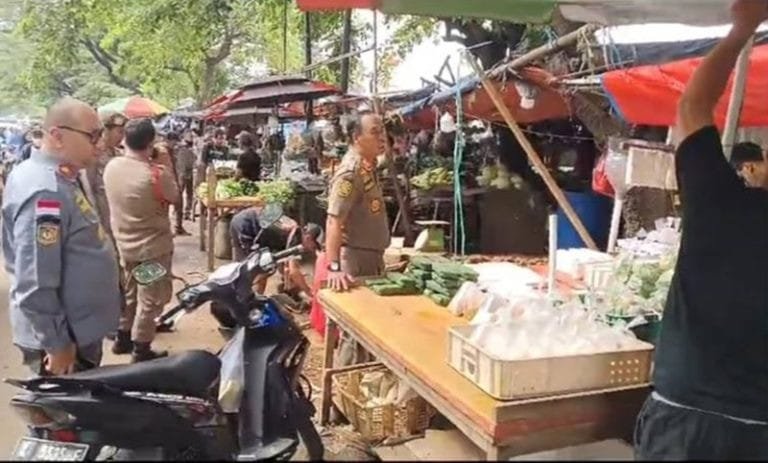 Satpol PP Tertibkan PKL, Utamakan Pendekatan Persuasif
