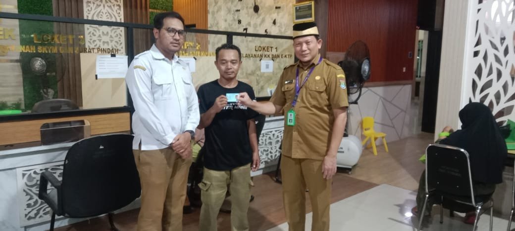 e-KTP Diantar ke Rumah, Warga Kresek Tak Perlu Antre ke Disdukcapil Lagi