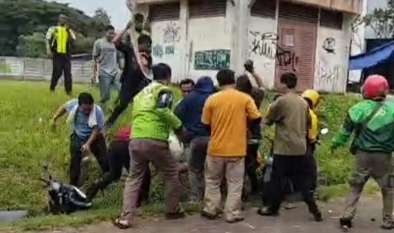 Aksi Gagal, Maling Motor Bersenjata Dihajar Massa Usai Tembakkan Senjata