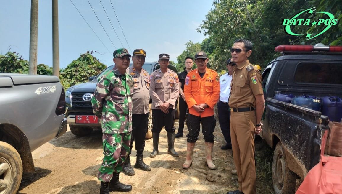 Sinergitas Polsek Limau dan Koramil Dampingi Wabup Tanggamus Tinjau Jalan Longsor