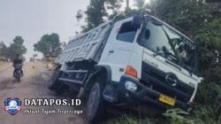Damtruk Bermuatan Pasir Amblas di Pekon Keputran, Diduga Akibat Bekas Galian Pipa PDAM