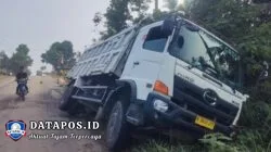 Damtruk Bermuatan Pasir Amblas di Pekon Keputran, Diduga Akibat Bekas Galian Pipa PDAM