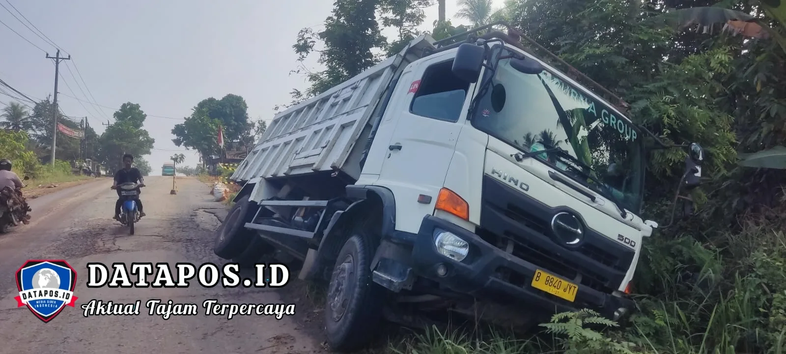 Damtruk Bermuatan Pasir Amblas di Pekon Keputran, Diduga Akibat Bekas Galian Pipa PDAM